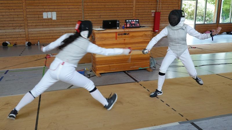 Die spätere Siegerin in der U17, Vera Nieder, links, im Angriff.